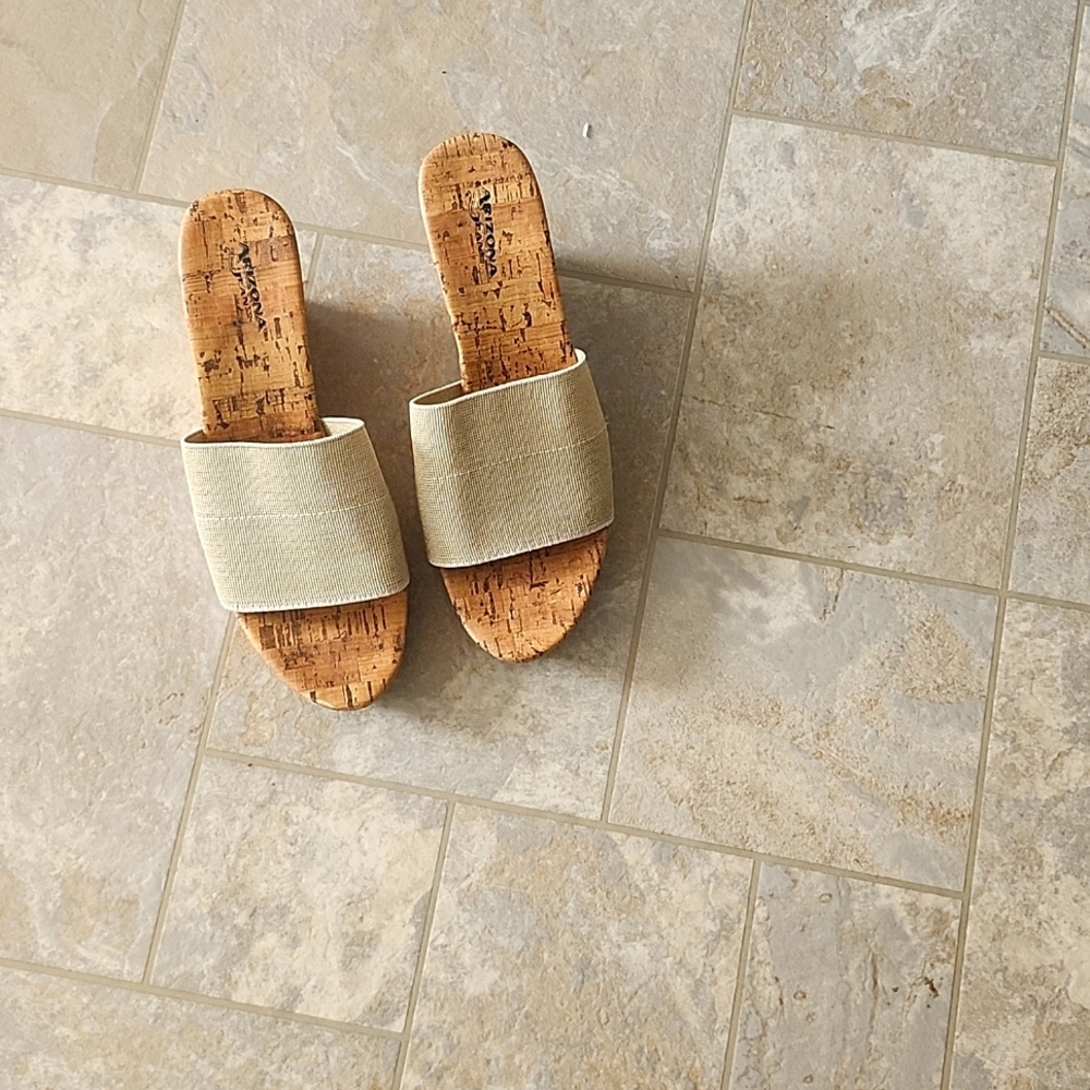 Arizona Jean Co:   Cork heel stretch technology Slip-on wedge Slides,no stains,